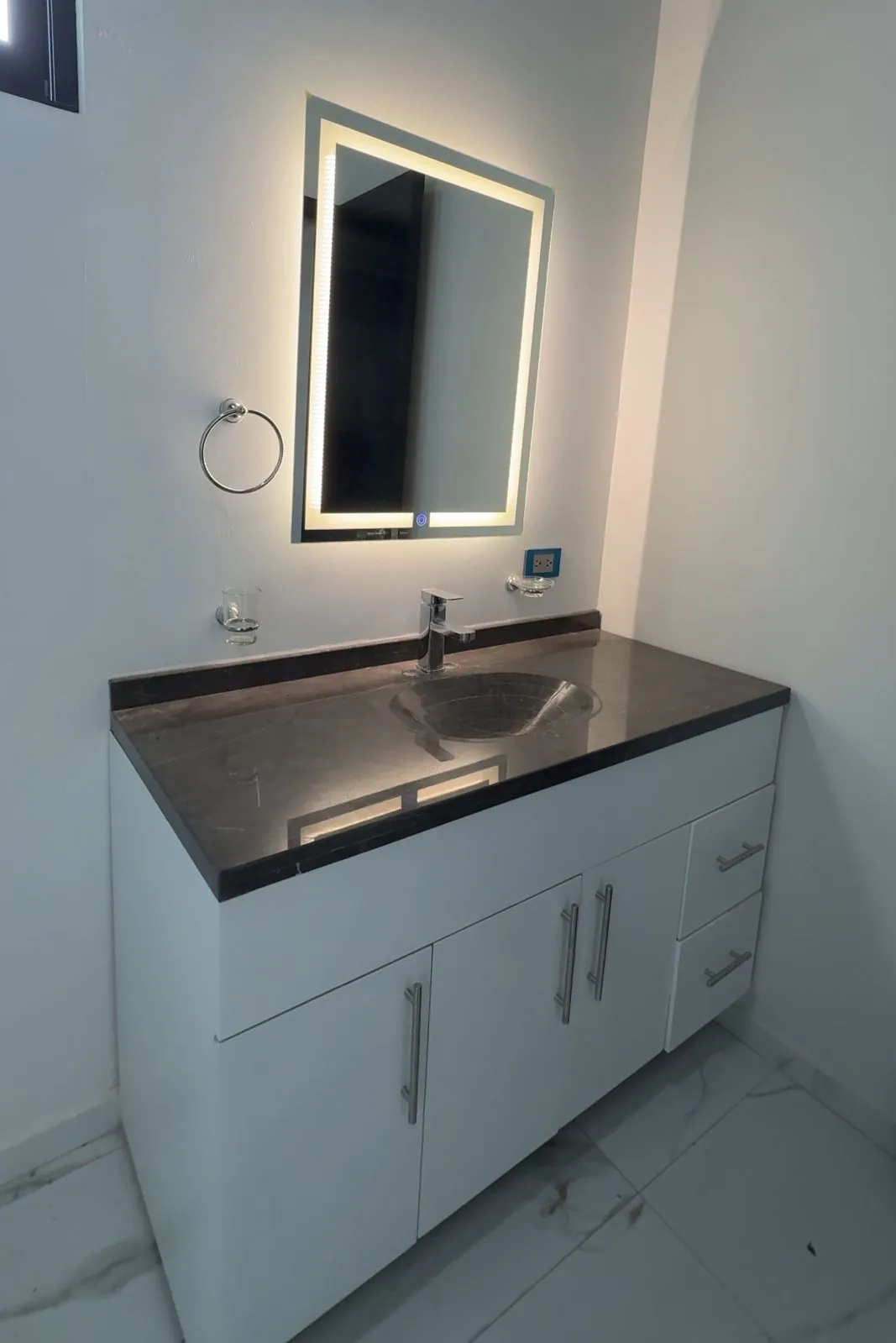 Baño con espejo iluminado de tres tipos de luz y mueble blanco, Santa Bárbara Residencial