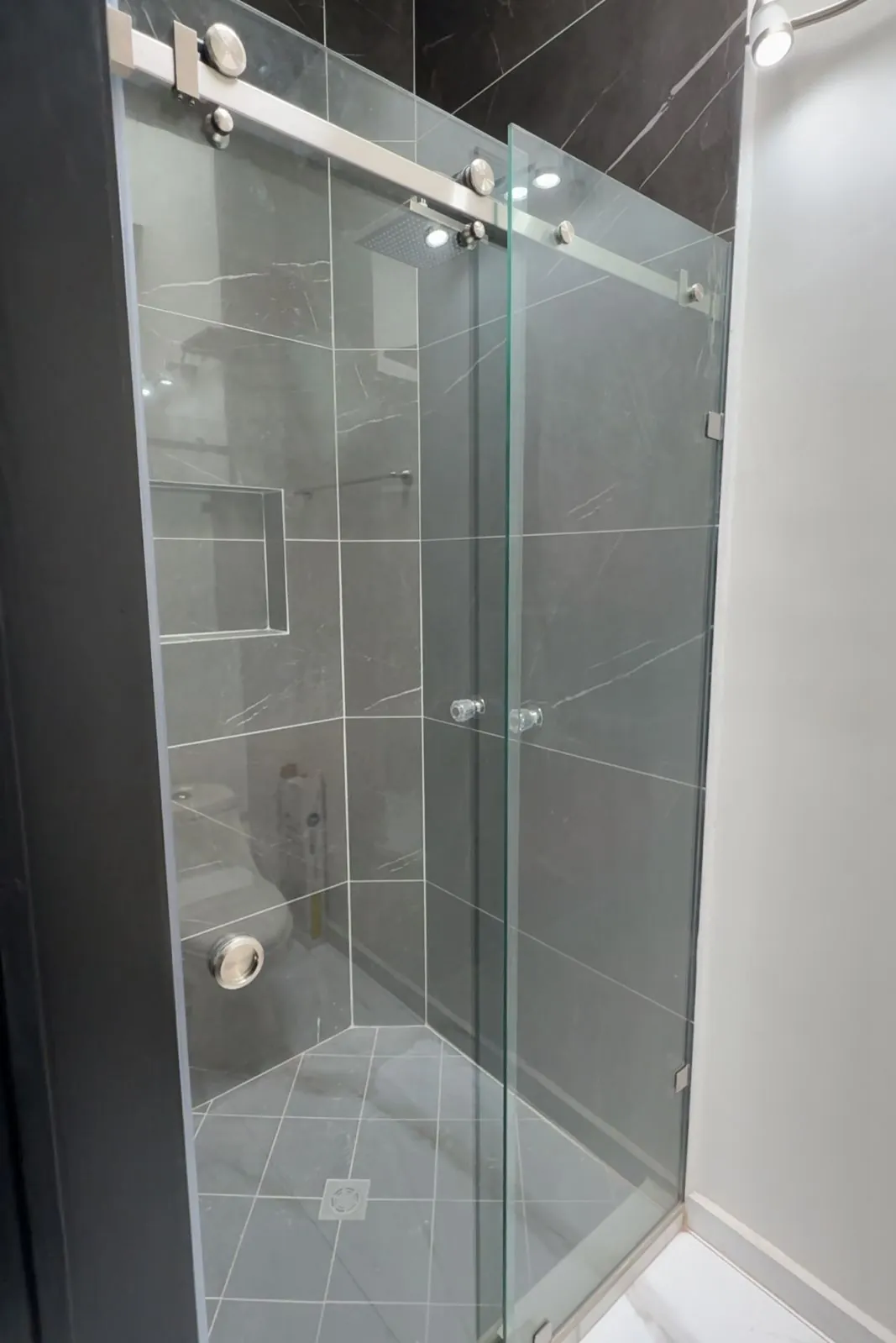 Regadera del baño principal con cancel corredizo de cristal, Santa Bárbara Residencial