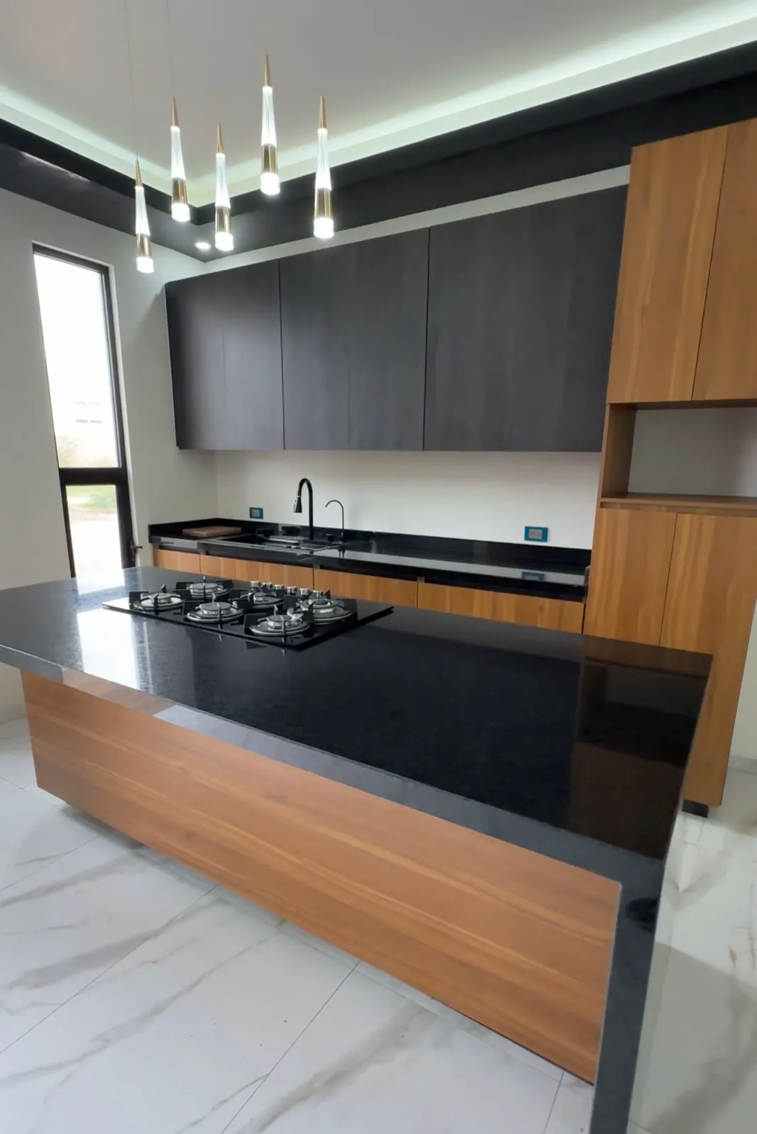 Parrilla de cinco quemadores en la isla de granito, Santa Bárbara Residencial