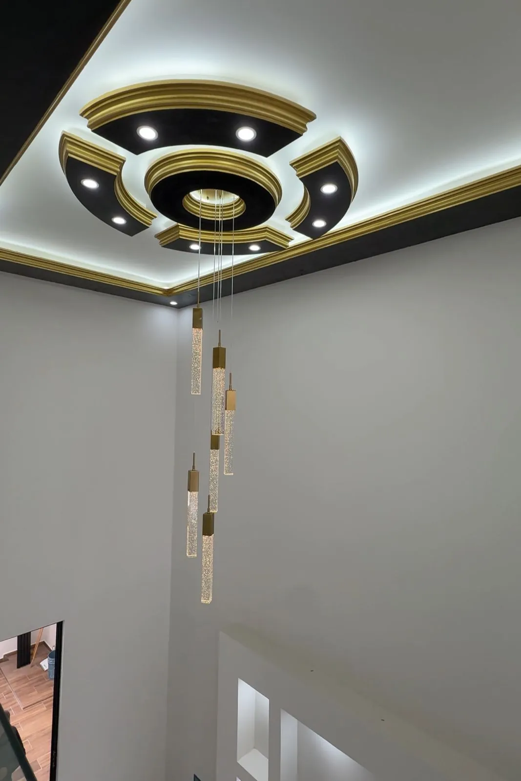 Plafón de la doble altura con molduras doradas y candil de cristal, Santa Bárbara Residencial