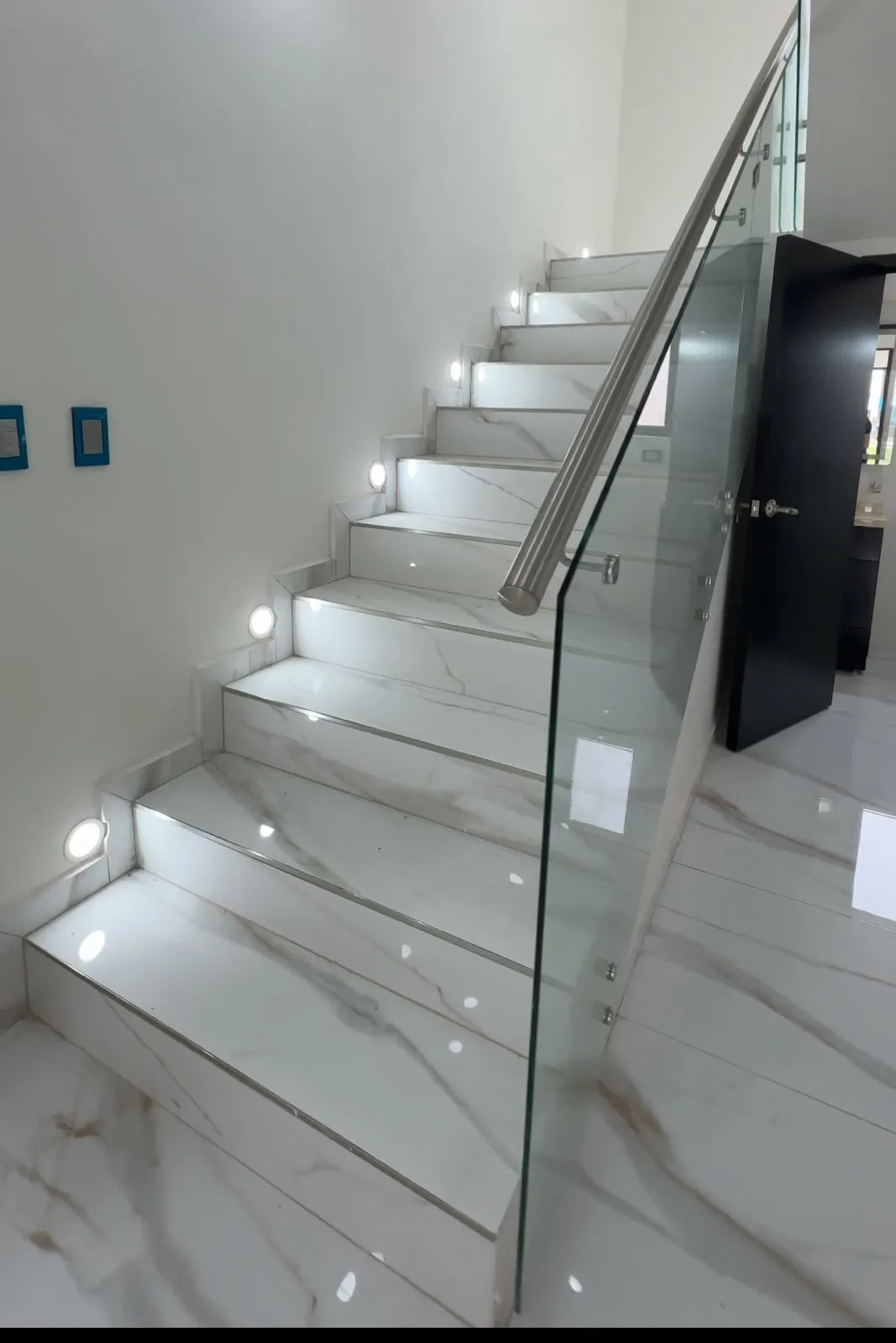 Escalera con luz LED en cada escalón y barandal de cristal templado, Santa Bárbara Residencial