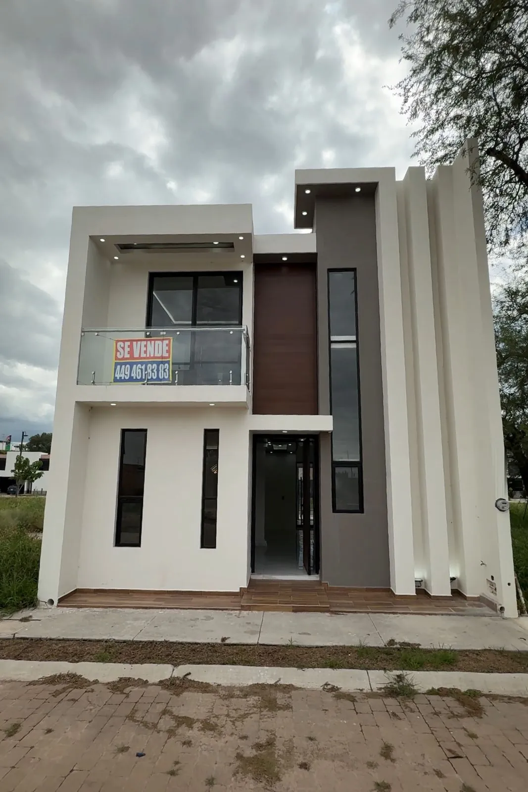 Fachada posterior con balcón de cristal y aletas blancas, Santa Bárbara Residencial