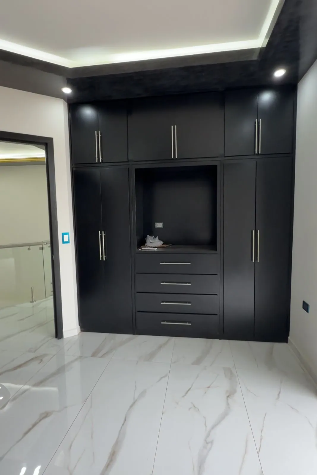 Recámara principal con armario negro de piso a techo, Santa Bárbara Residencial