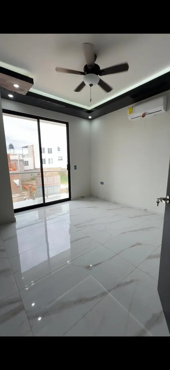 Recámara con puerta a terraza, minisplit y ventilador de techo, Santa Bárbara Residencial